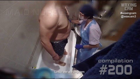 HEMŞIRELER ADAMLARıN KÜLOTUNU ÇıKARıYOR. KAMERA DIKIZLIYOR